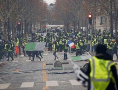 Εφοδος των «κίτρινων γιλέκων» στα αεροδρόμια της Γαλλίας - Αγριο «ξύλο» σε αστυνομικούς (βίντεο)